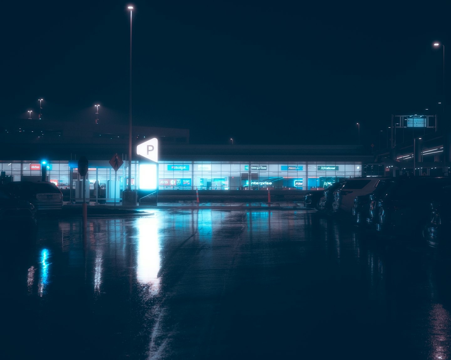 Auto a noleggio parcheggiate fuori da un ufficio luminoso.